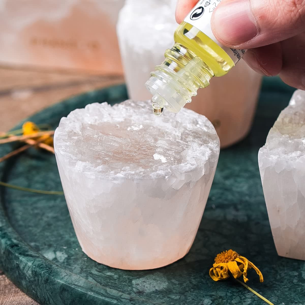 Selenite Stone Diffuser，Aromatherapy Passive Essential Oil Diffuser, Non-Electric Eco-Friendly, Hand Carved from Raw Stone,Wedding Favors，Bedroom Decoration Perfect for Meditation Reflection