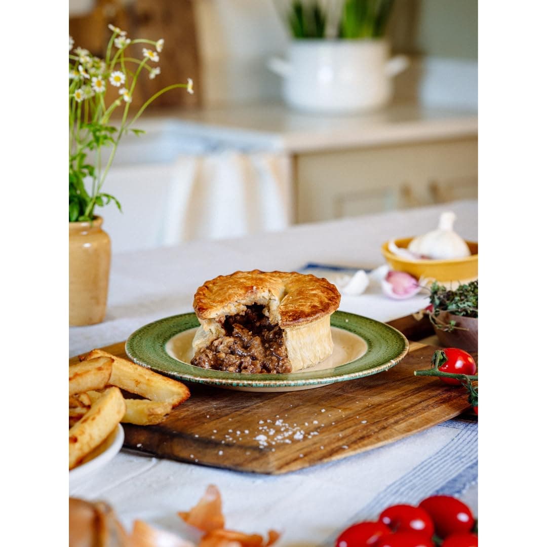 Wilfreds 6 Minced Beef and Onion Pies: Succulent beef, slow cooked in a delectable gravy, combined with onions and a flaky crust. Our delicious meat pies are freshly made to order for your indulgence