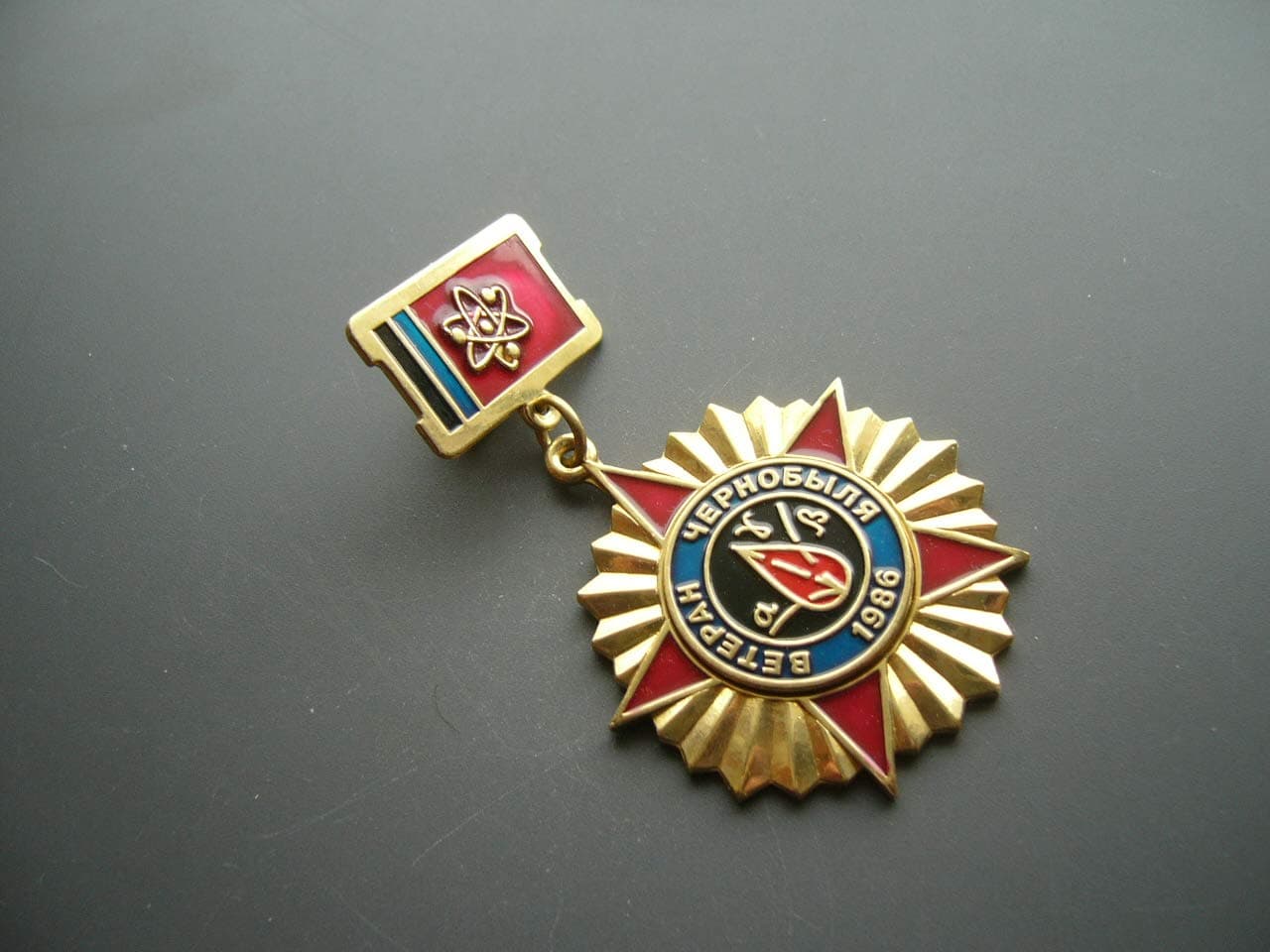 POSTSOVIET RUSSIAN CHERNOBYL LIQUIDATOR MEDAL AWARD"VETERAN OF CHERNOBYL" DISASTER IN PRIPYAT IN 1986