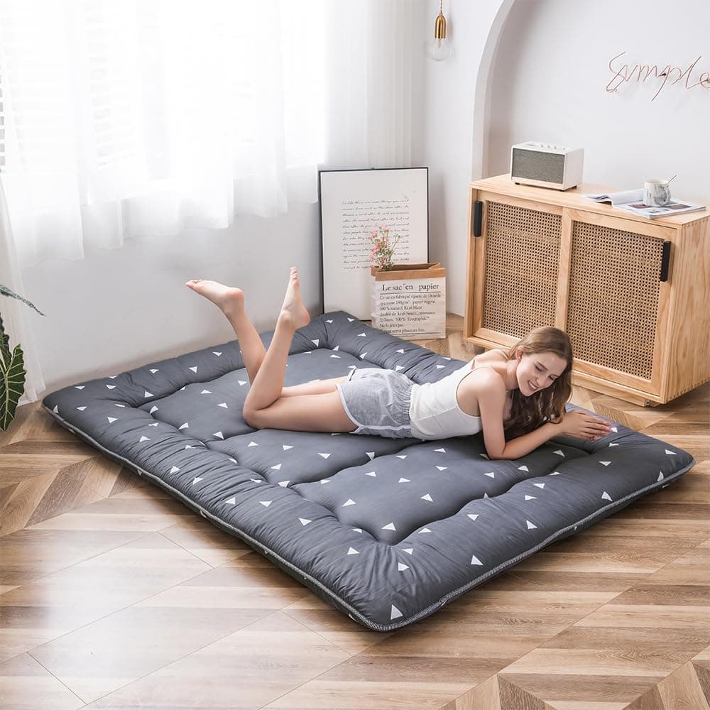 MAXYOYO Grey Triangle Japanese Floor Futon Mattress, Tatami Floor Mat Portable Camping Mattress Kids Sleeping Pad Foldable Roll Up Floor Lounger Pillow Bed Queen Size with Mattress Protector Cover