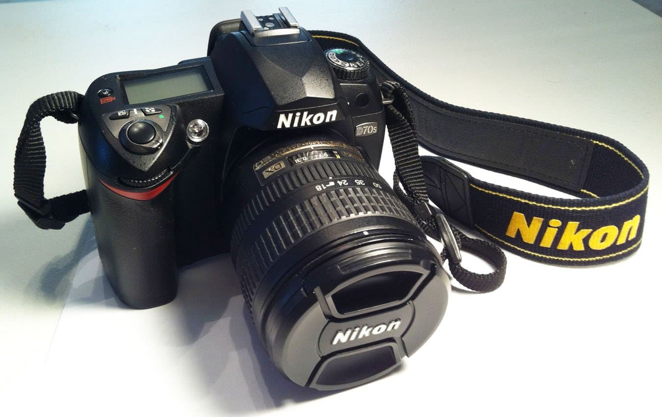 Nikon D70S 6.1MP Digital SLR Camera Kit with 18-70mm Nikkor Lens