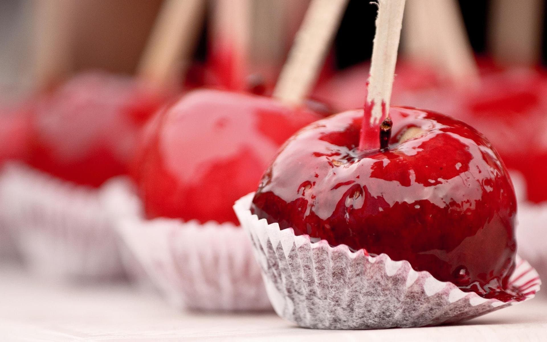 Candy Apple Making Kit with 25 Wooden Sticks / 25 Clear cellophane Bags / 25 large White Apple Cups