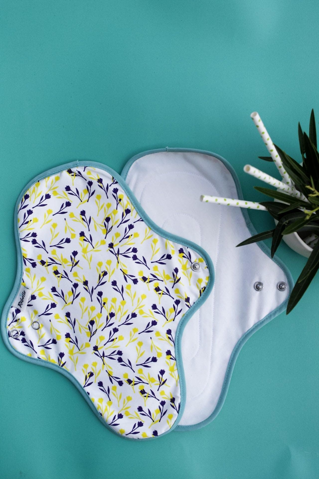 Rebelle Reusable Sanitary Pad for Women Pack of 2 (L - White) | Safest Cloth Pad | 1 Heavy Flow and 1 Light Flow Pads | Easy to Wash | Super Absorbent | Rash Free Cotton Fabric| Lasts Up To 18 months