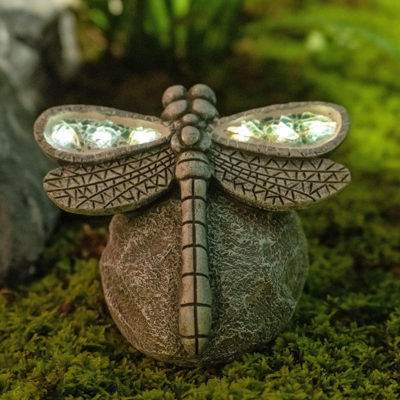 Rezpuao Garden Statue Dragonfly,Solar Dragonfly Decor for Outdoor,Resin Dragonflies Figurine with Solar Light for Patio,Balcony,Yard,Lawn Ornament,Perfect Garden Gift