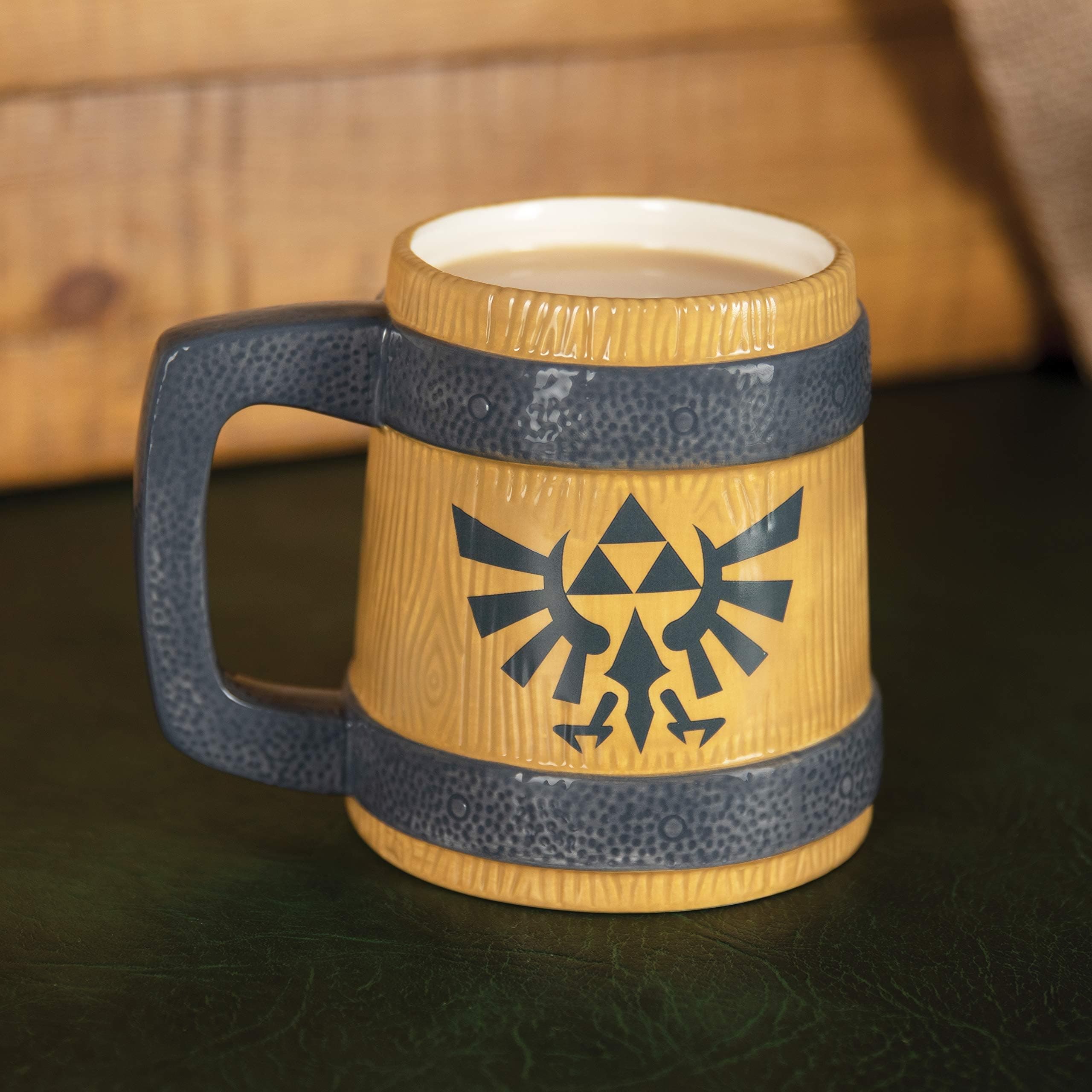 Paladone Legend of Zelda Hyrule Crest Mug - 600ml Ceramic Tankard-Style Coffee Cup, Wooden Barrel Design, Perfect for Gamers & Collectors, Official Nintendo Product