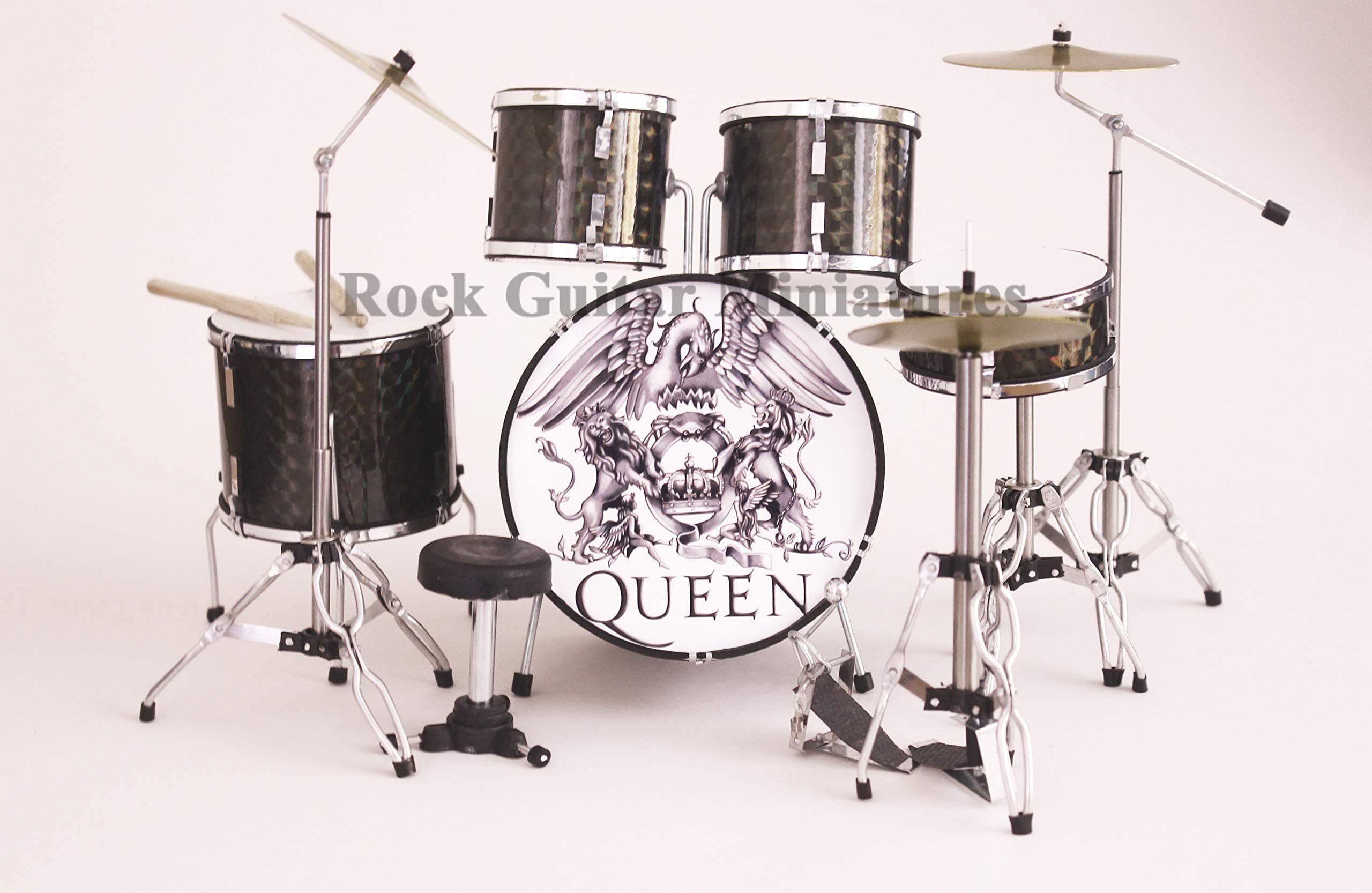 Rock Guitar Miniatures RGM420 Queen Emblem Miniature Drum Kit Freddy Mercury Brian May John Deacon Roger Taylor Bohemian Rapsody A Night At The Opera Killer Queen We Are The Chamipons Show Must Go On