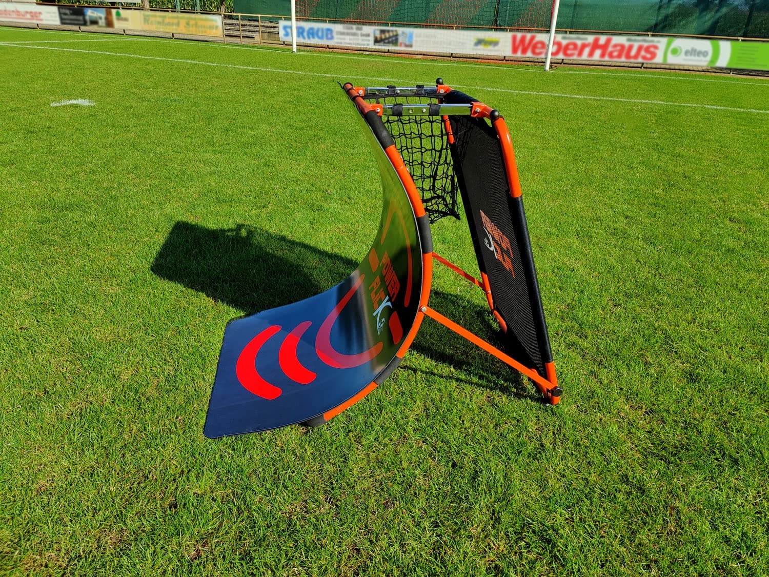 POWERSHOT Power Flick Football – the new urban flick rebounder for football! With a curved board and net