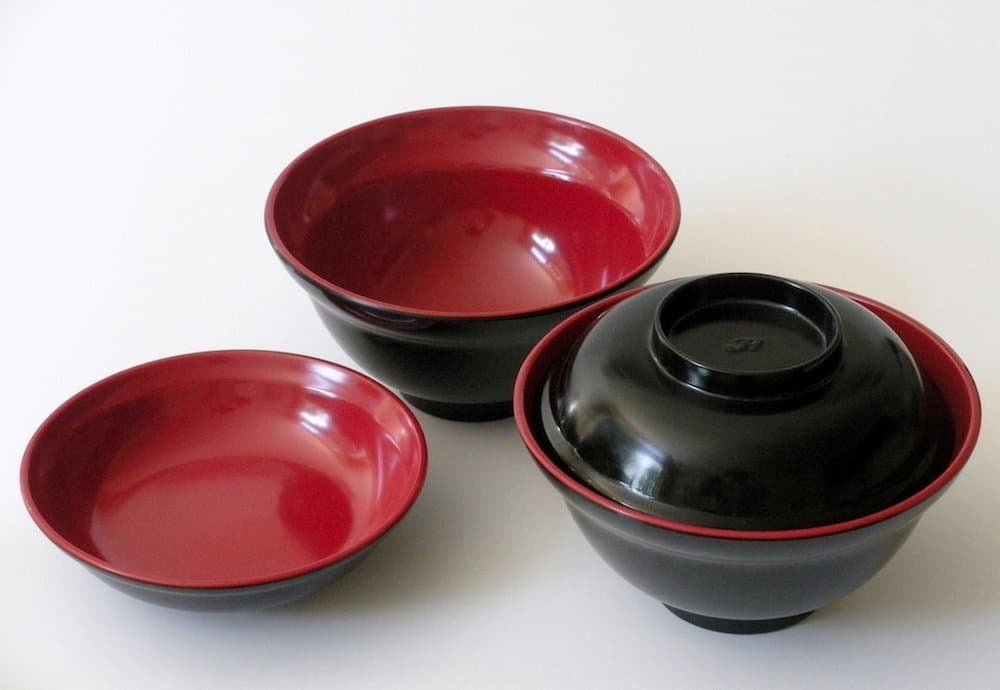 Soup Bowl Set of 2, 16 Oz Red and Black Melamine with Lid, - Japanese Ramen, Asian Noodles, Rice Dishes, Popcorn, Candy, Snacks and Ice Cream