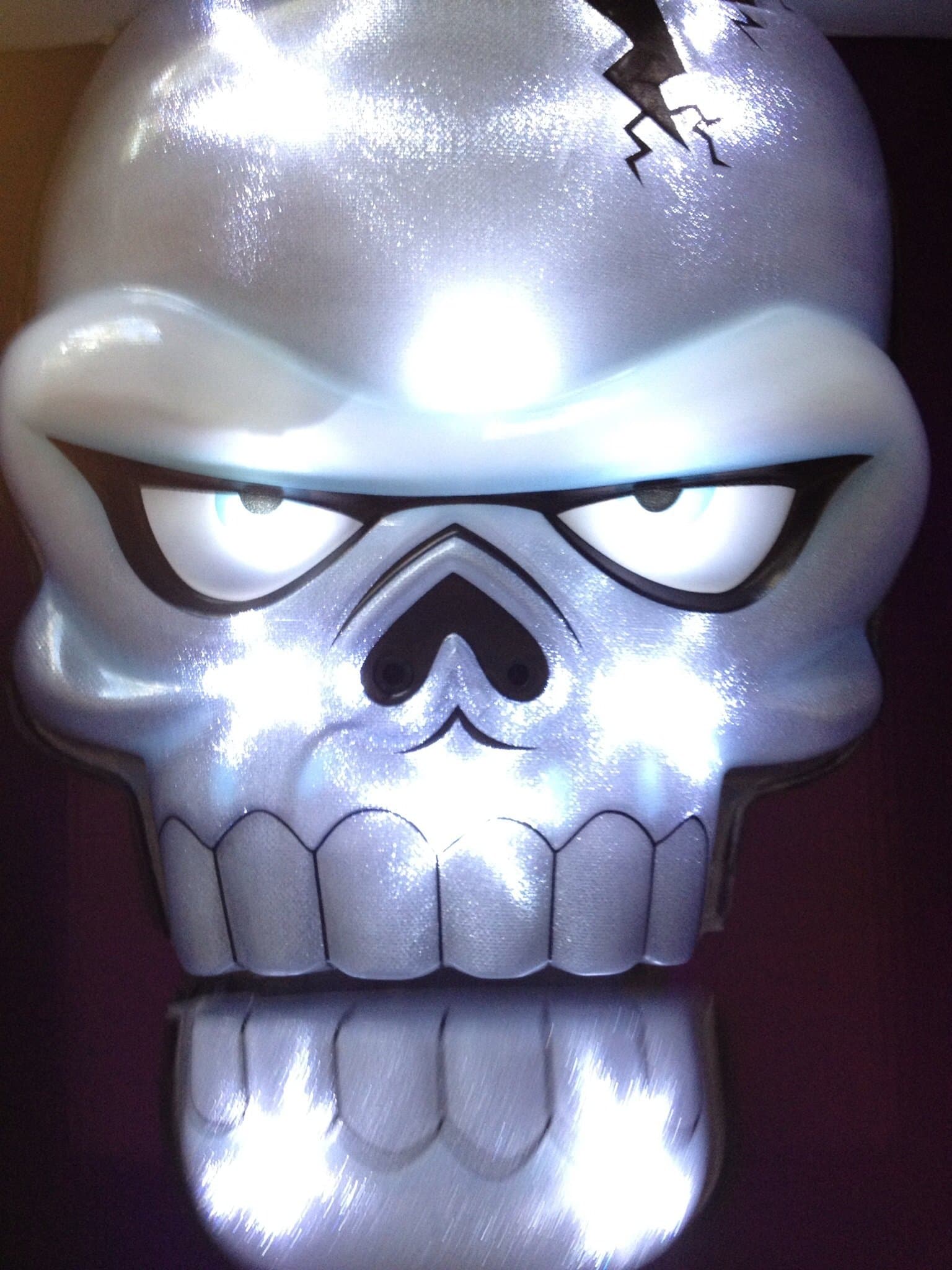 Talking Animated Skull Hanging Door Greeter with Lights and Batteries